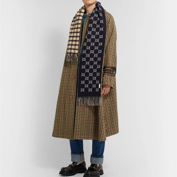 Gucci Logo Jacquard Check 100% Wool Unisex Fringed Scarf Navy/Beige NWT - Picture 1 of 14